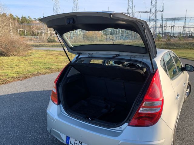 560442-6 Hyundai i30 1.6 CRDi 5 dr, 4450 km, new text about tax