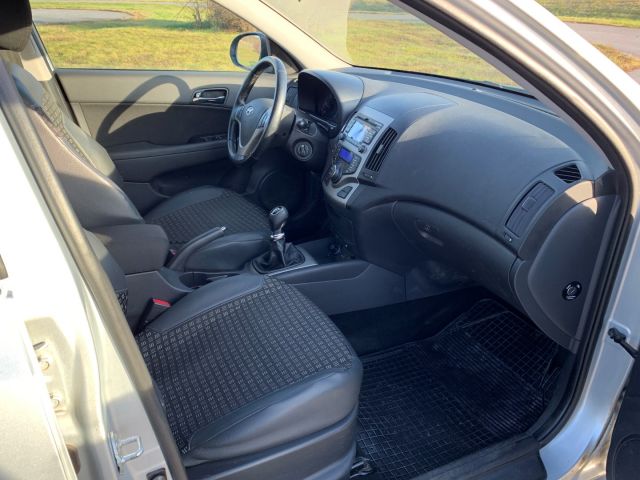 560442-8 Hyundai i30 1.6 CRDi 5 dr, 4450 km, new text about tax