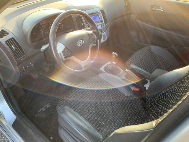 560442-10 Hyundai i30 1.6 CRDi 5 dr, 4450 km, new text about tax