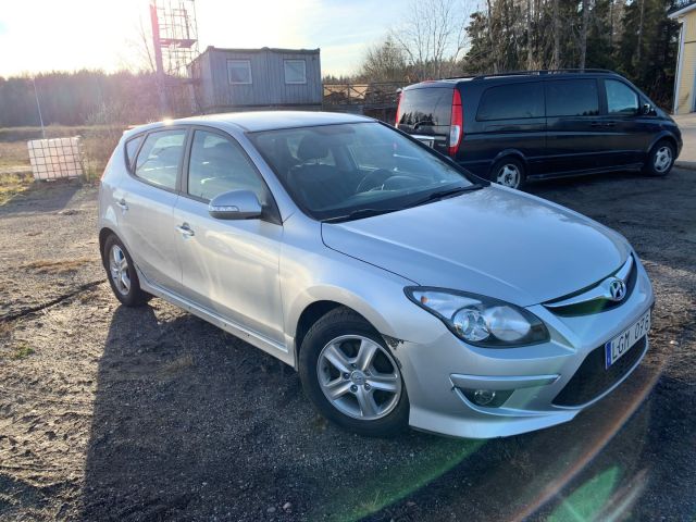 560442-22 Hyundai i30 1.6 CRDi 5 dr, 4450 km, new text about tax