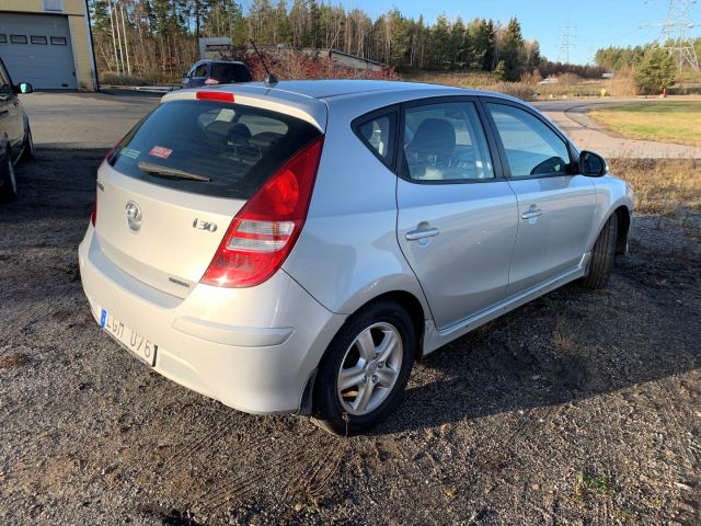 560442-23 Hyundai i30 1.6 CRDi 5 dr, 4450 km, new text about tax