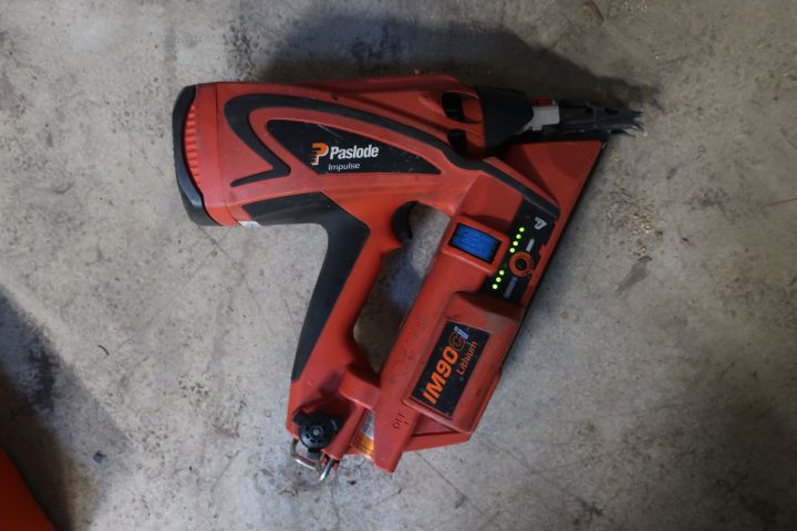 581334-3 Nail machine Paslode IM90CI Lithium with charger