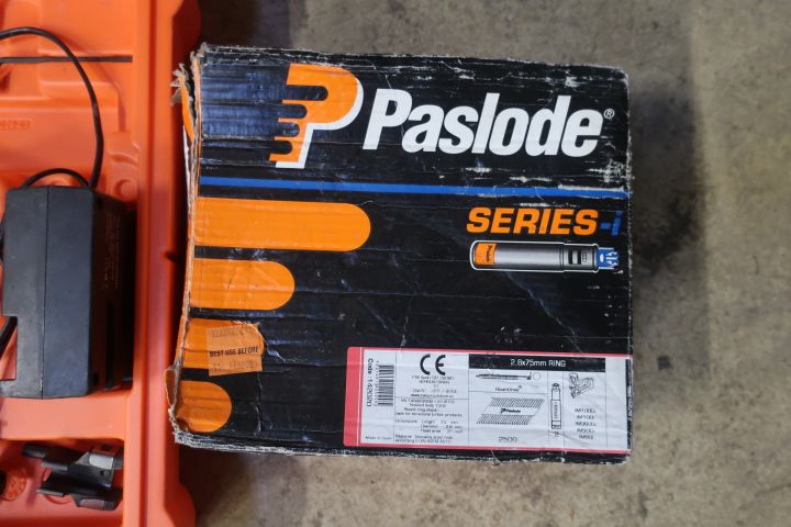 581334-9 Nail machine Paslode IM90CI Lithium with charger