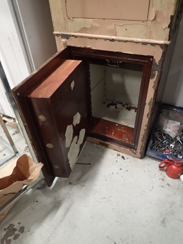 578028-2 Antikt kassaskåp med träskåp