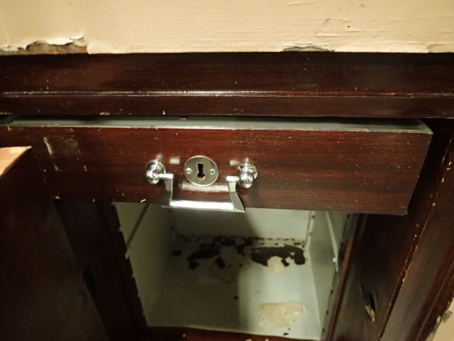 578028-3 Antikt kassaskåp med träskåp