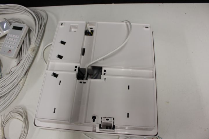 622934-14 Alarm pack - Central unit Honeywell SD8100, control panel, magnetic contact and motion detectors