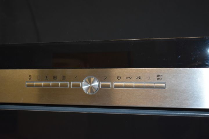 621760-5 Inbyggnadsugn med pryolys (vänsterhängd) 60 cm Siemens HB78L1570S - skyltexemplar