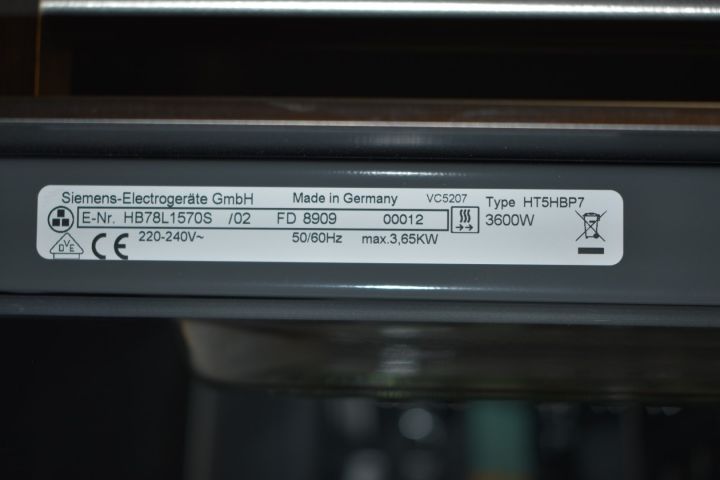 621760-7 Inbyggnadsugn med pryolys (vänsterhängd) 60 cm Siemens HB78L1570S - skyltexemplar