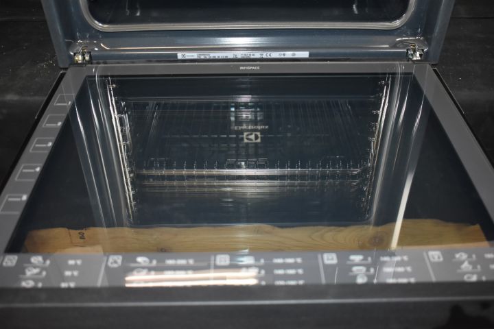 621801-8 Built-in oven with steam function 60 cm Electrolux EOB9956VAX - display case