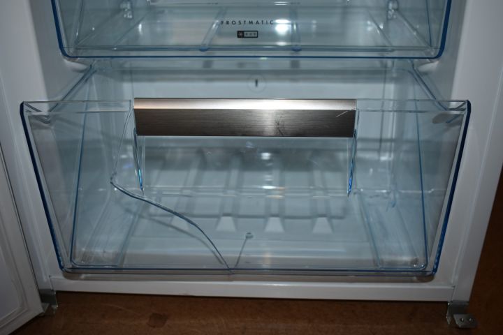 621823-12 Combined fridge / freezer AEG SCT71800S1 - plate specimens