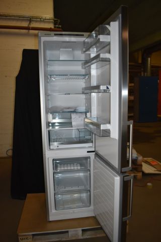 621824-8 Combined fridge / freezer 60 cm Siemens IQ500 KG39EBI40 - display case