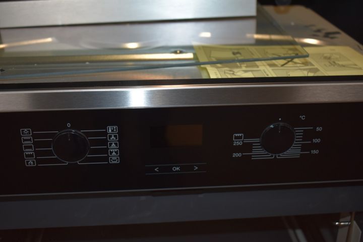 621833-4 Built-in oven with pyrolysis Miele H2661-1BP - broken front glass