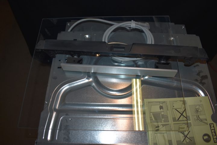 621833-8 Built-in oven with pyrolysis Miele H2661-1BP - broken front glass