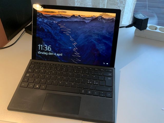 560486-1 Microsoft Surface Pro 7, 2-in-1 PC
