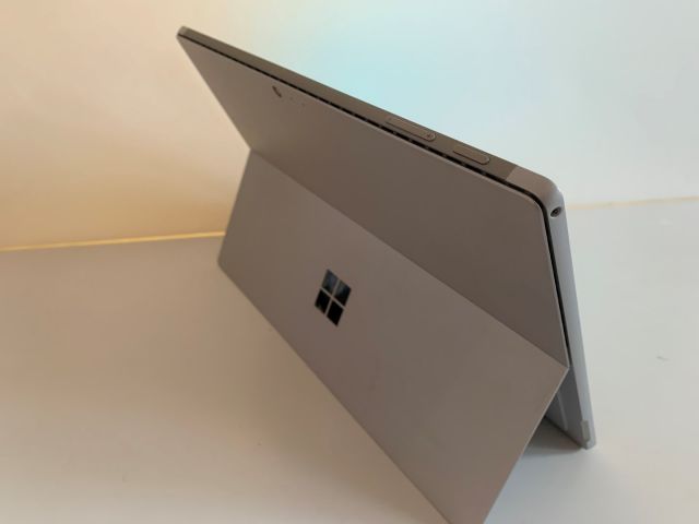 560486-6 Microsoft Surface Pro 7, 2-in-1 PC