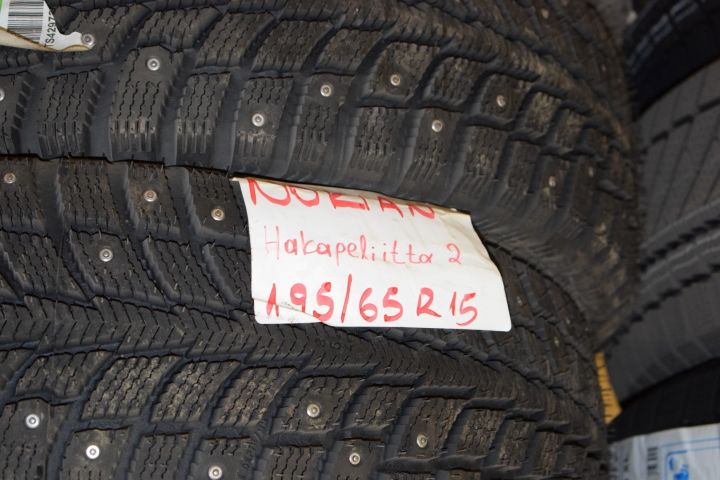 593989-2 4 new studded tires Nokia Hakkapeliitta 2 195/65 R15
