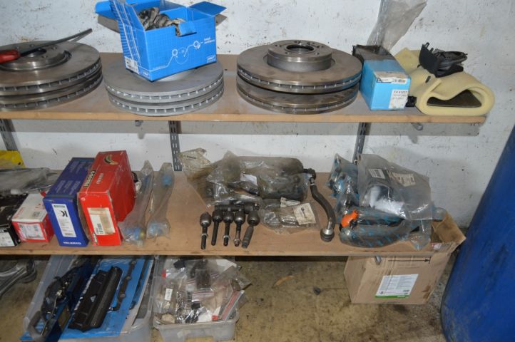 594043-3 Everything on the shelves