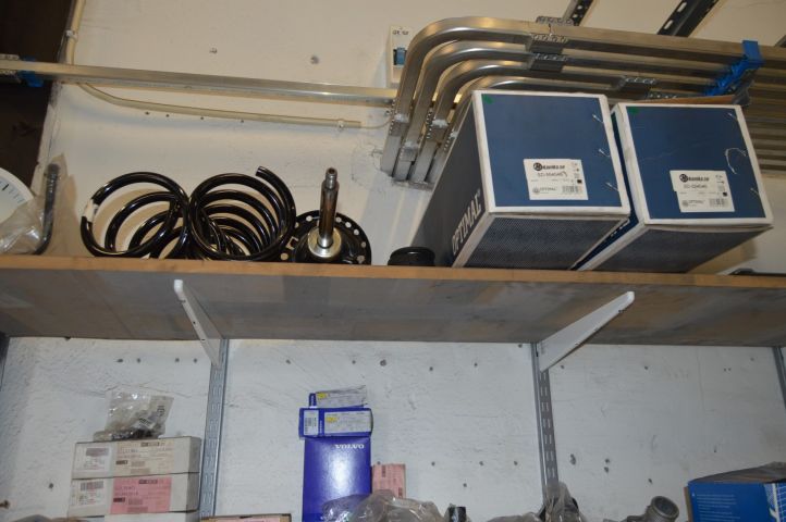 594043-7 Everything on the shelves