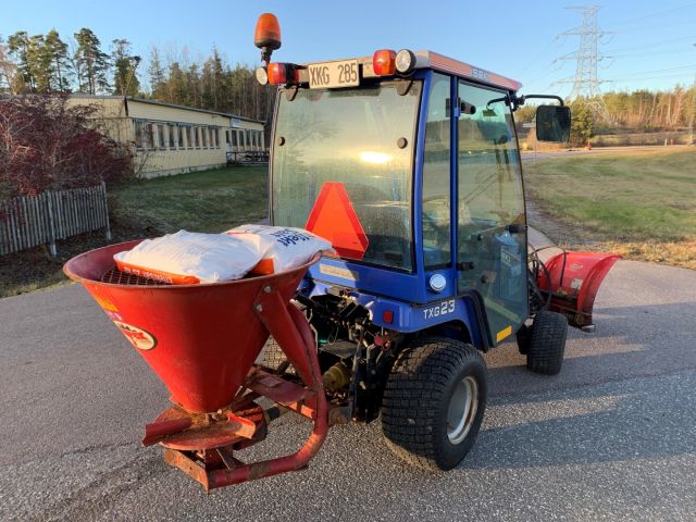 630553-6 Iseki TXG 23 with folding plow and salt / sand spreader
