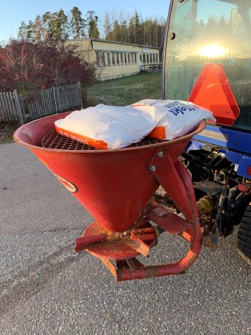 630553-19 Iseki TXG 23 with folding plow and salt / sand spreader