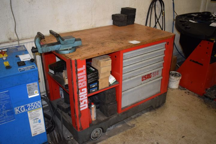 593739-2 Workbench USAG 514 with tools etc.