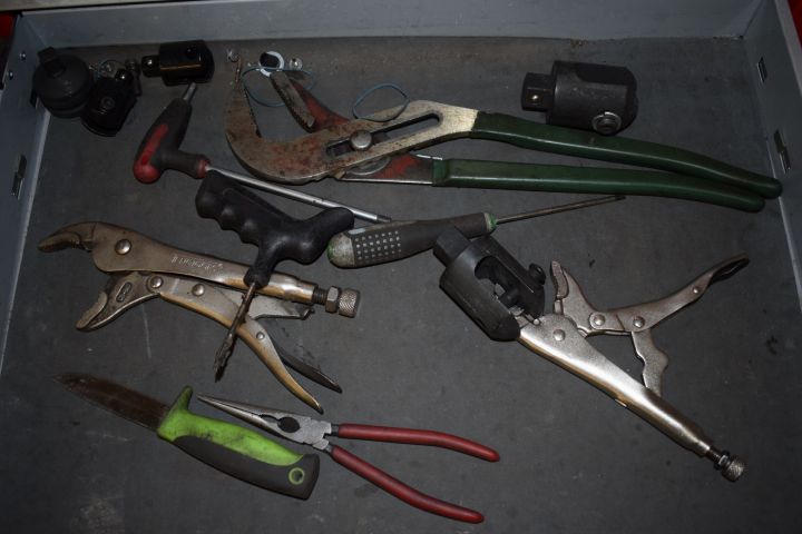 593739-11 Workbench USAG 514 with tools etc.