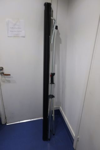 581427-8 Projector, Hitachi CPX7, with canvas on stand