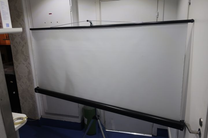 581427-10 Projector, Hitachi CPX7, with canvas on stand