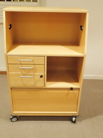 631028-1 Rullbart skåp med lådor och jalusi.