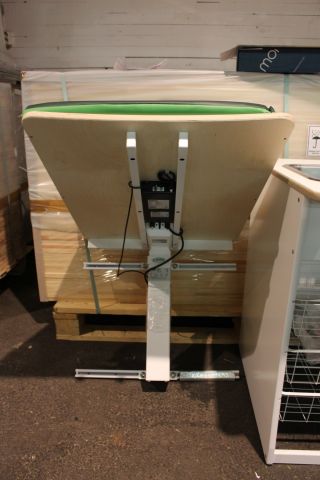 627041-7 Tvättbänk, elektriskt höj och sänkbart skötbord Jeltec, Ny