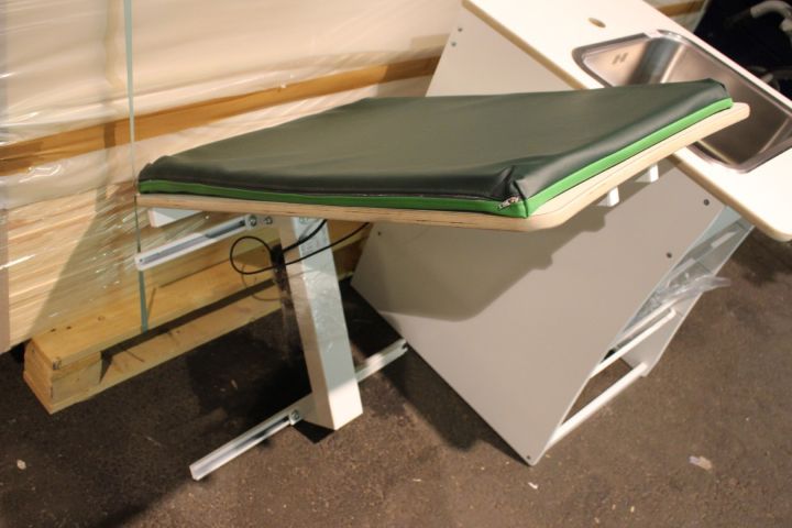 627041-8 Tvättbänk, elektriskt höj och sänkbart skötbord Jeltec, Ny