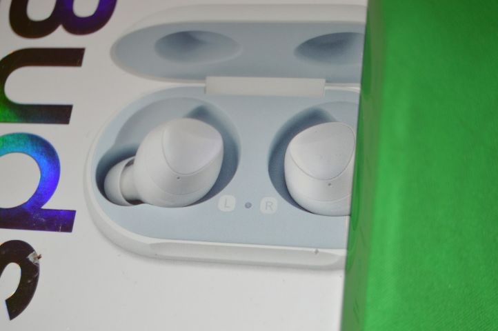 594110-2 Earbuds R170 White