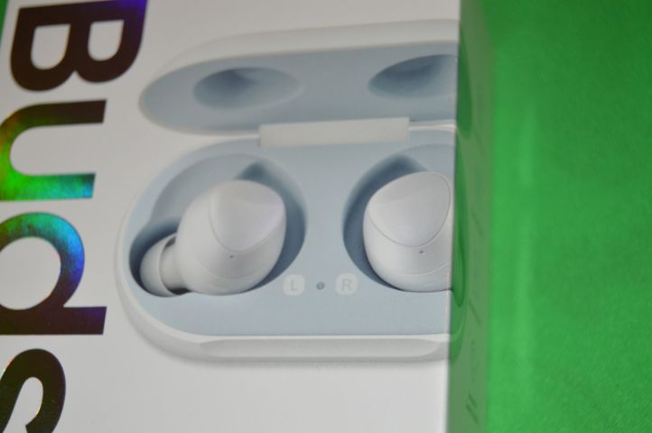 594122-3 Earbuds R170 White