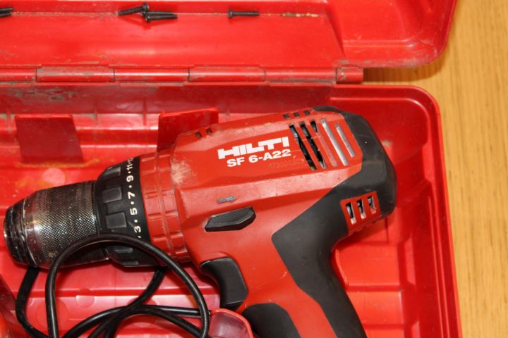 616291-2 Hilit & Milwaukee screwdriver with charger