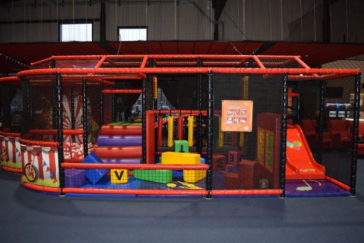 636157-68 Complete play area approx 23 x 10 meters (SPI) - 2019