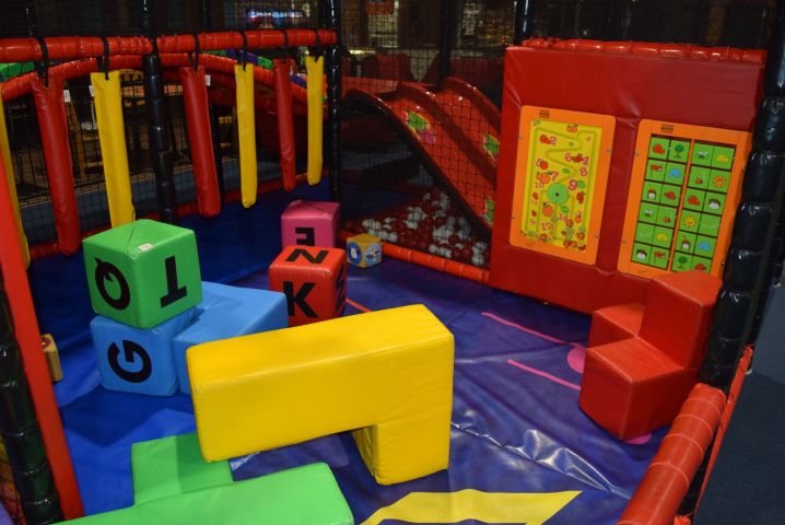 636157-71 Complete play area approx 23 x 10 meters (SPI) - 2019