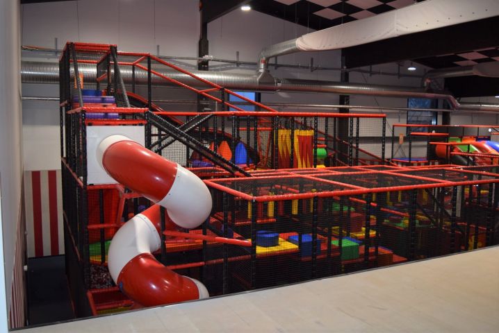 636157-77 Complete play area approx 23 x 10 meters (SPI) - 2019