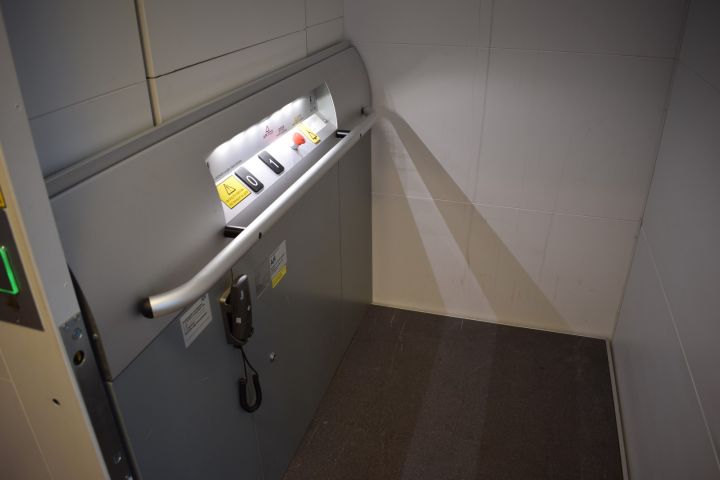 593809-2 Platform elevator Aritco 7000