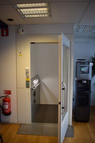 593809-10 Platform elevator Aritco 7000