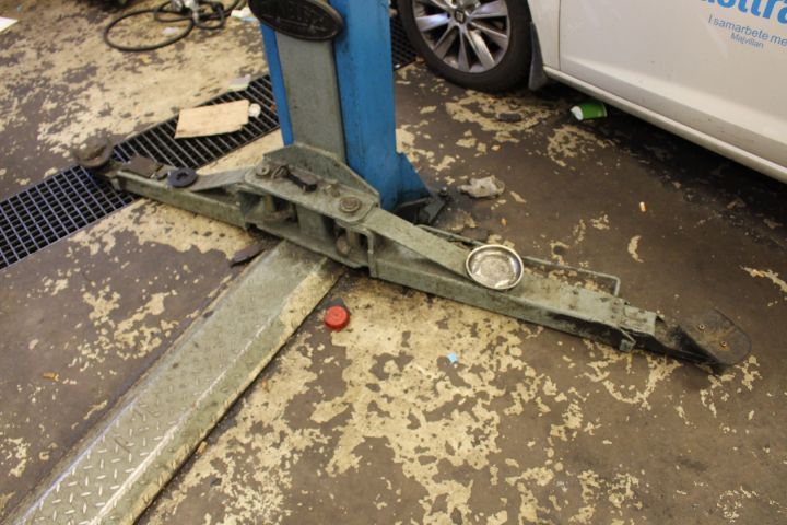 635588-2 2-pillar Twin Busch 4.2 ton -2014