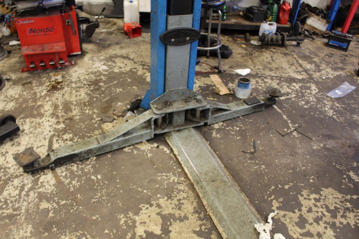 635588-3 2-pillar Twin Busch 4.2 ton -2014