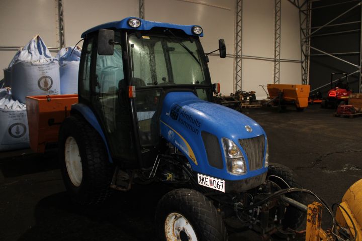 637300-2 Compact tractor New Holland TC45D 4WD -05 XKE067
