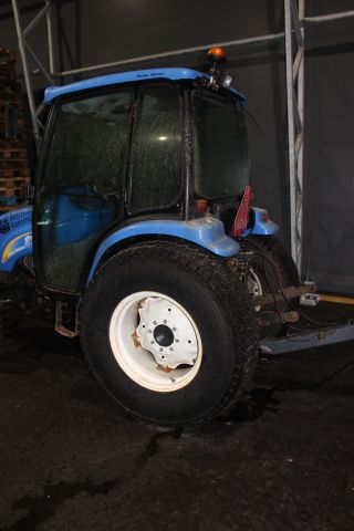 637300-7 Compact tractor New Holland TC45D 4WD -05 XKE067