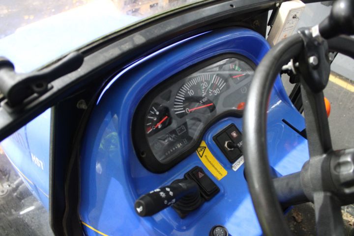 637300-10 Compact tractor New Holland TC45D 4WD -05 XKE067