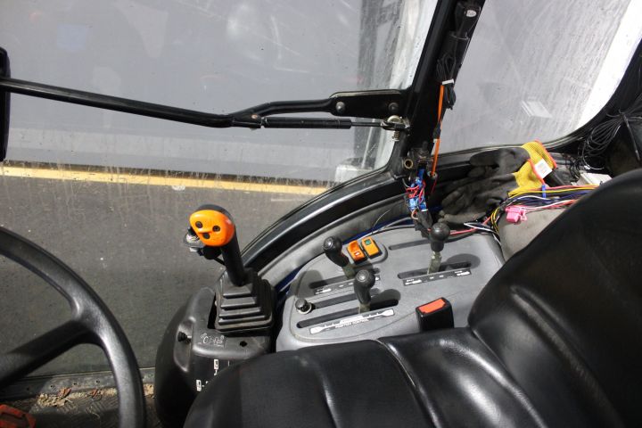 637300-11 Compact tractor New Holland TC45D 4WD -05 XKE067