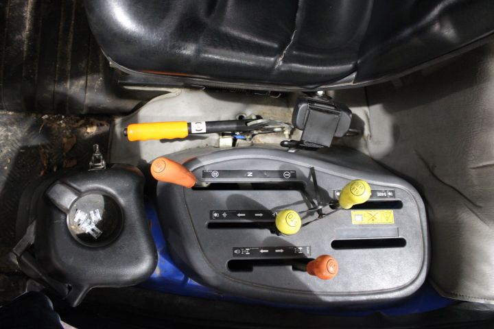 637300-12 Compact tractor New Holland TC45D 4WD -05 XKE067