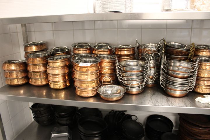 616318-1 Indian carpet plates and platter