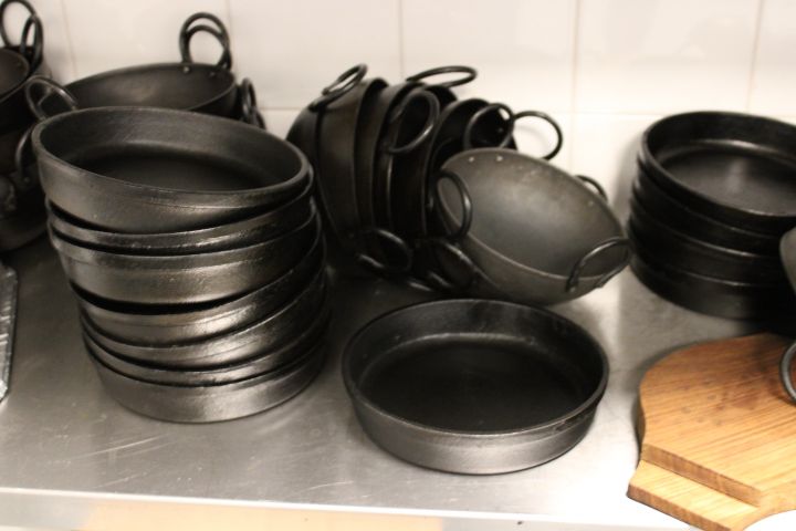 616318-4 Indian carpet plates and platter