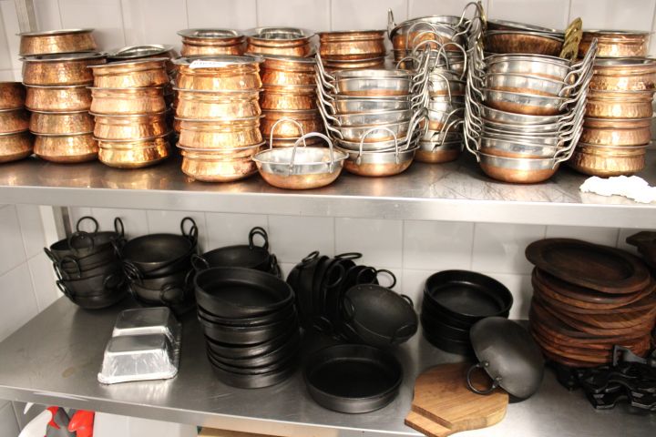 616318-6 Indian carpet plates and platter