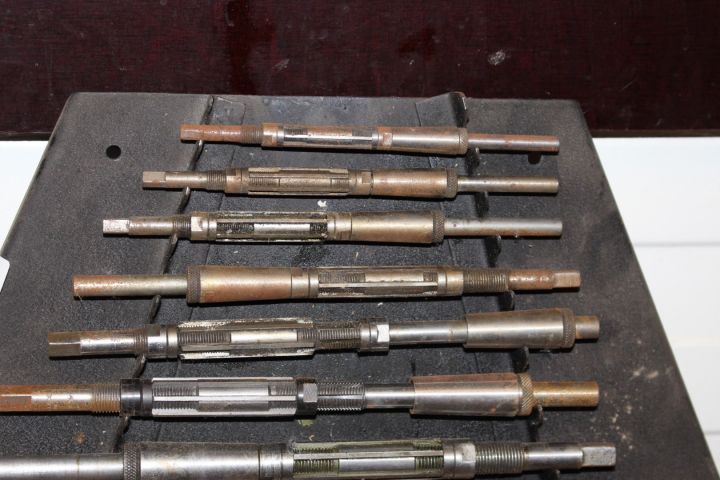 635710-2 Brotch set with 16 pieces